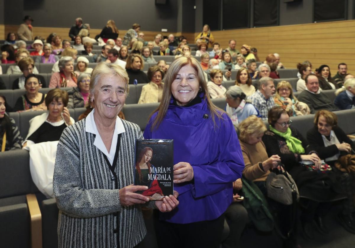 María Teresa Álvarez junto a la filóloga Socorro Suárez Lafuente, en la Escuela de Comercio de Gijón, donde ayer presentó su libro.