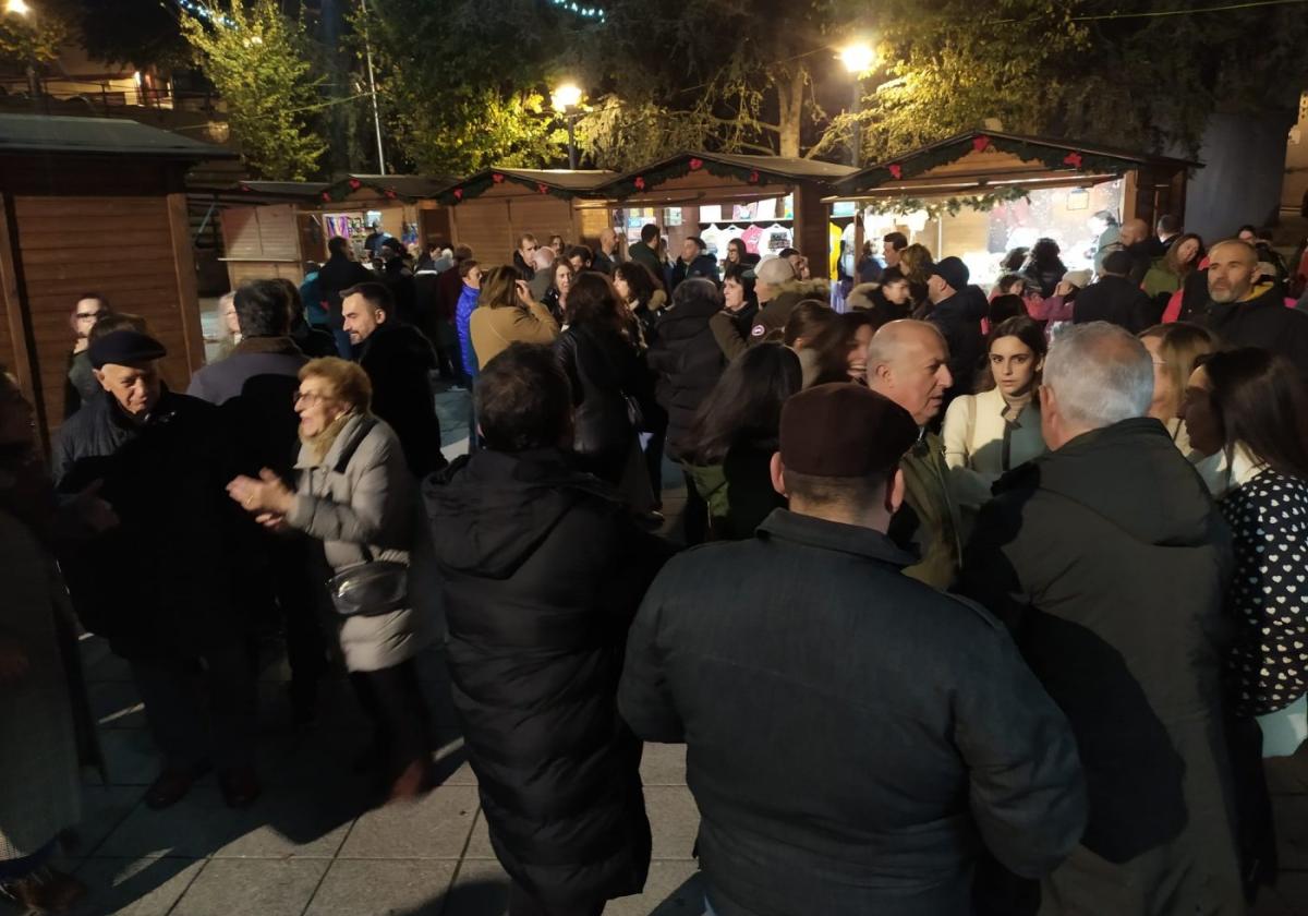 Asistentes al mercadillo navideño de Candás.