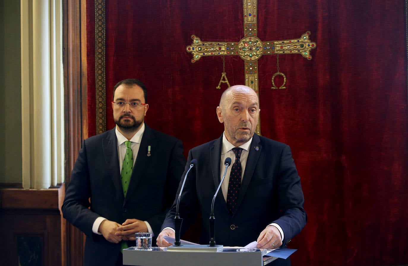 Adrián Barbón y Juan Cofiño, en el acto oficial por el Día de la Constitución.