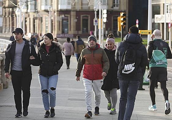 Paseantes por el Muro este miércoles, Día de la Constitución.