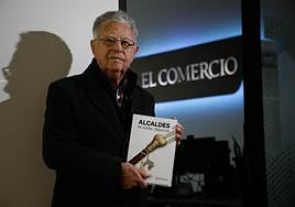 Janel Cuesta, en la actual sede de EL COMERCIO, con un ejemplar del libro que presentará el próximo martes.