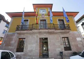 Casa consistorial de Parres.