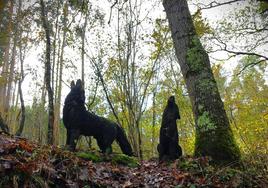 La fauna, la mitología o las gentes del lugar están muy presentes en esta senda, representadas con tallas de madera y esculturas en piedra que se van apareciendo por los recodos boscosos.