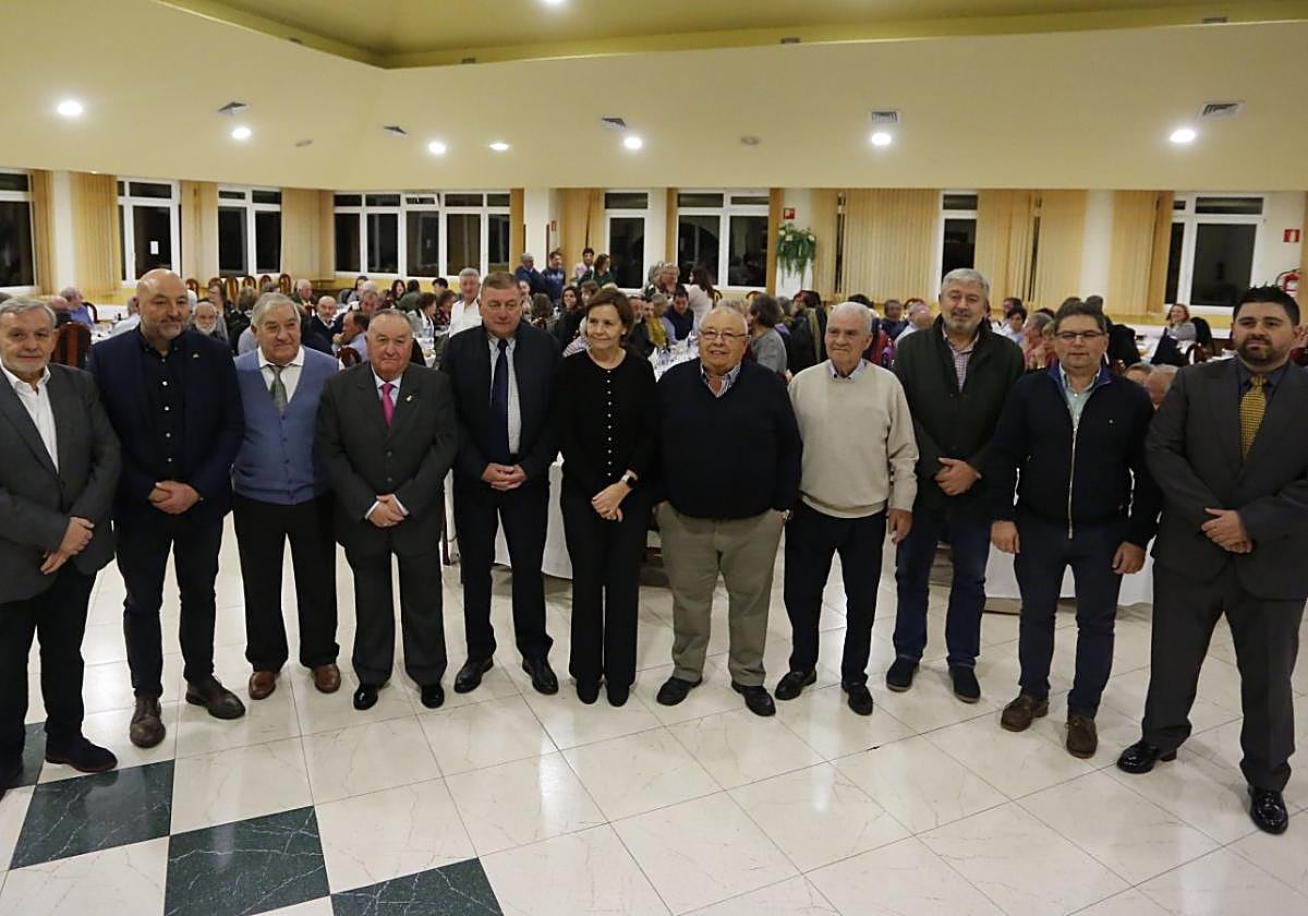 Carmen Moriyón y Miguel Llanos (Les Caseríes) posan en el centro de la imagen con los premiados y otros dirigentes vecinales y ediles. A la izquierda de la alcaldesa, los homenajeados Amancio López (Veriña) y Eusebio Ortega (San Andrés de los Tacones). A la derecha del presidente de la federación rural vecinal, José Ángel Álvarez (Poago) y José Antonio López (La Pedrera), anoche, en el restaurante Las Peñas.