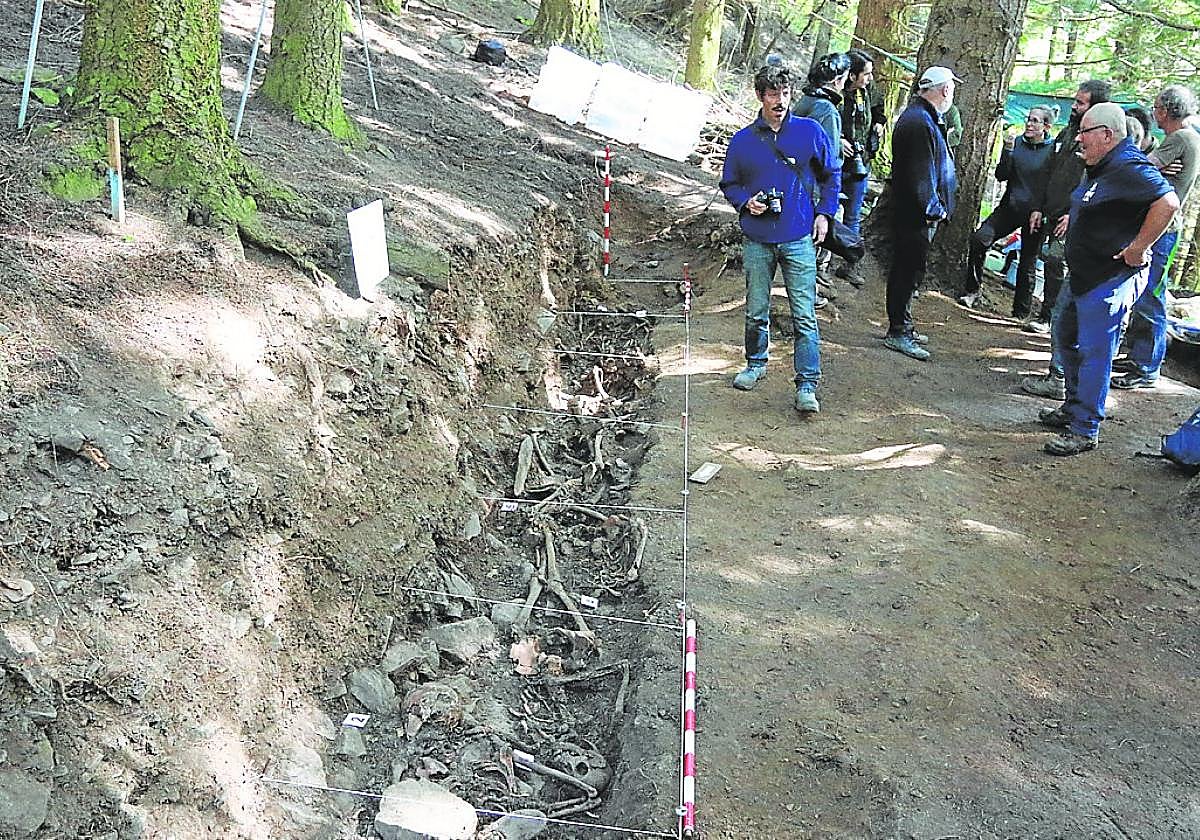 Últimos trabajos de exhumación en una de las fosas de Parasimón, el pasado agosto.