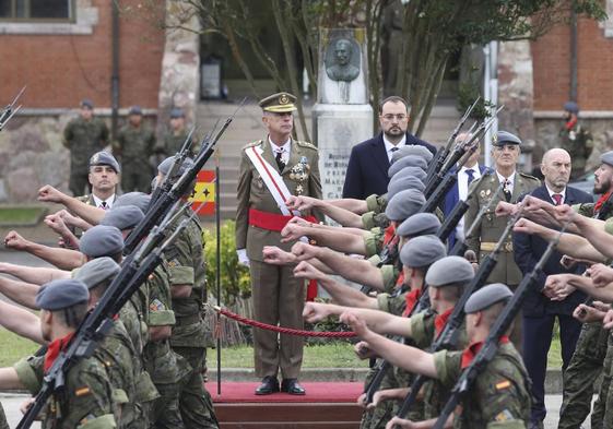 El teniente general y jefe del Estado Mayor Conjunto, Fernando García González-Valerio, y el presidente del Principado, Adrián Barbón, presiden el desfile de cierre del acto de la Inmaculada en el acuartelamiento.