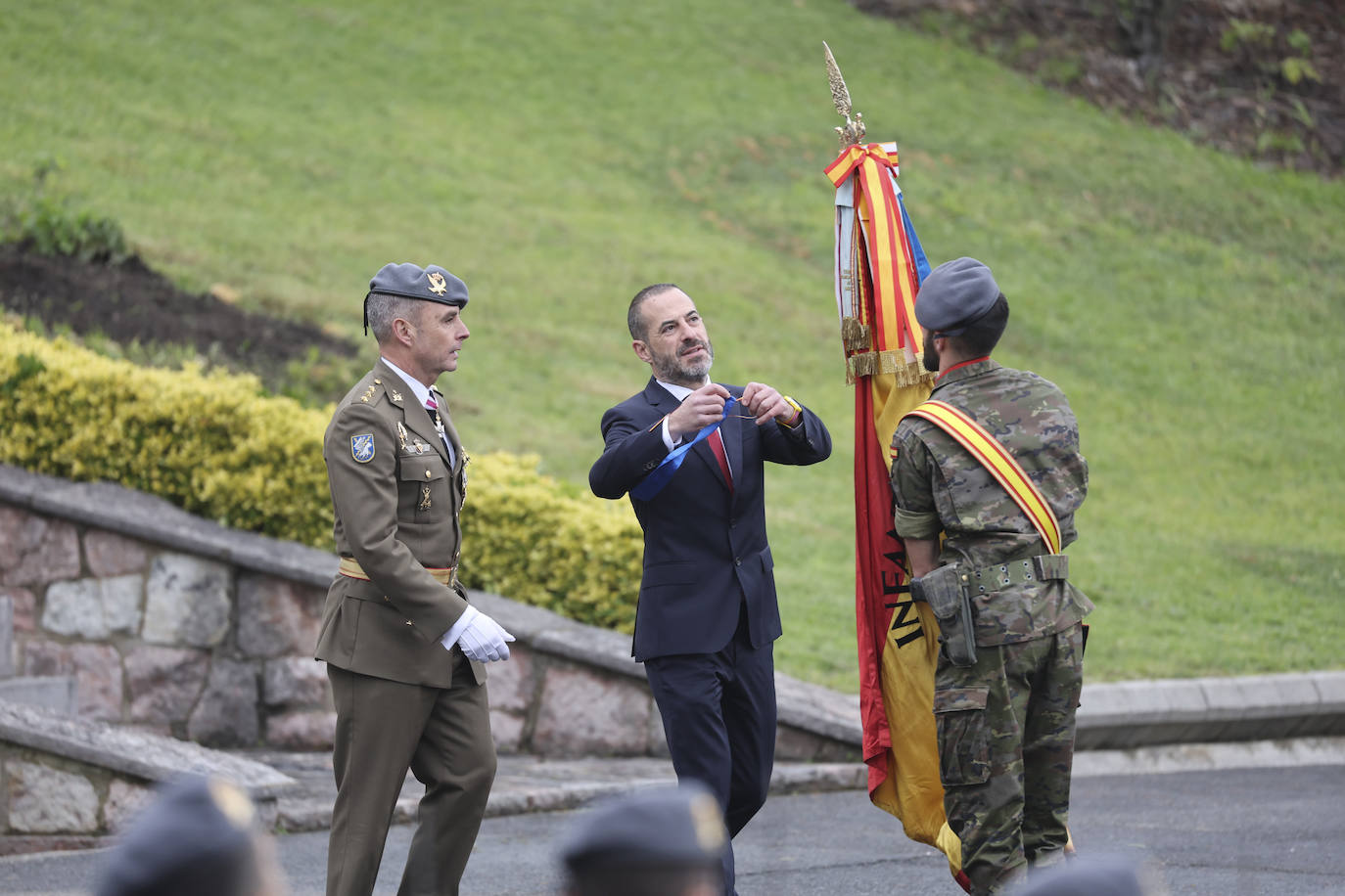 El alcalde de Siero impone la corbata de la medalla de oro a la bandera del Regimiento de Infantería Príncipe Número 3.