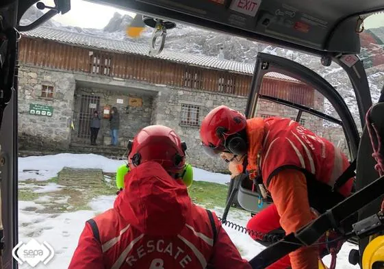 Los bomberos, a bordo del helicóptero, durante las labores de rescate.