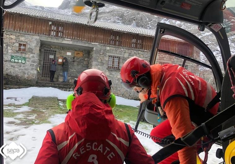 Los bomberos, a bordo del helicóptero, durante las labores de rescate.