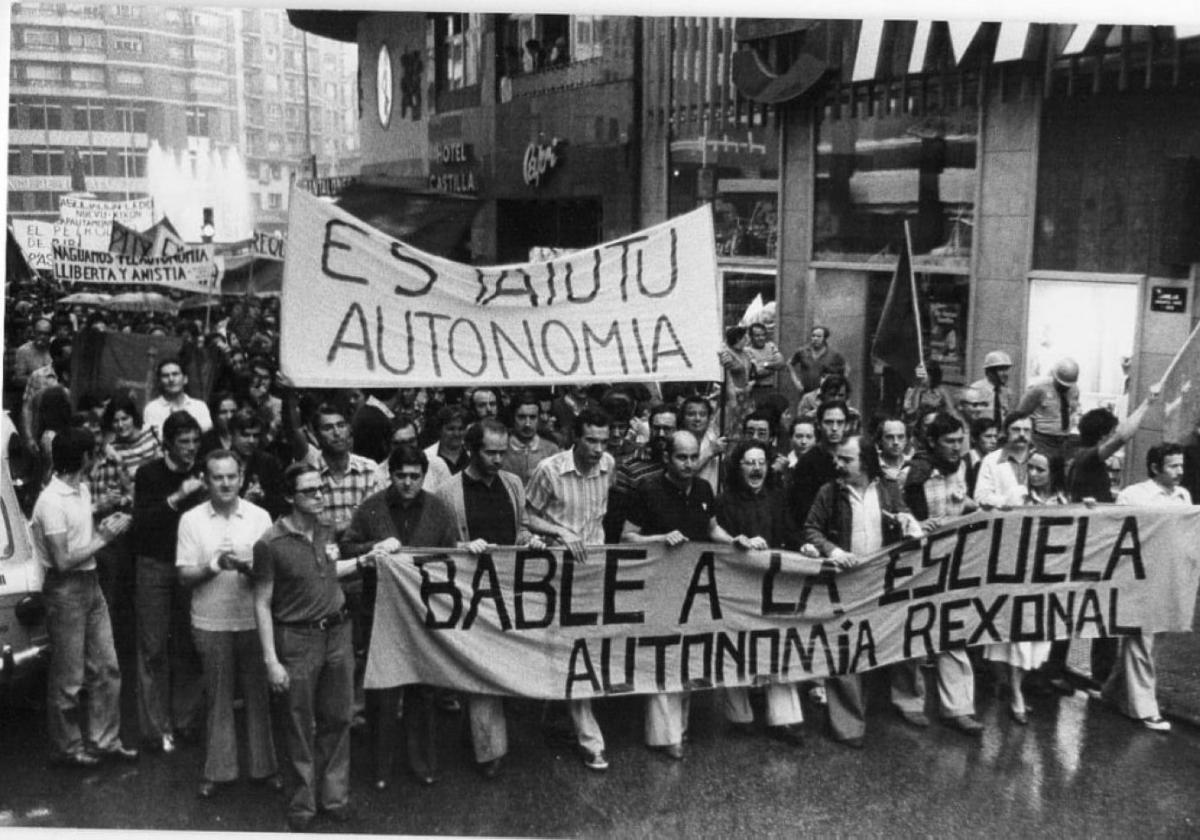 La primera manifestación de Gijón en favor del estatuto y el 'bable nes escueles', en 1976 .