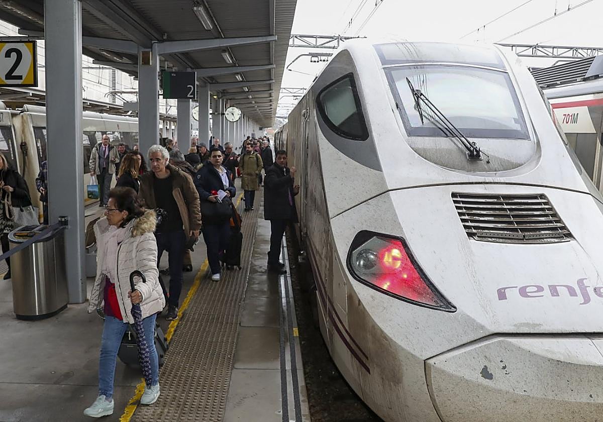 Viajeros utilizando uno de los primeros servicios Alvia que aprovechan la variante de Pajares.