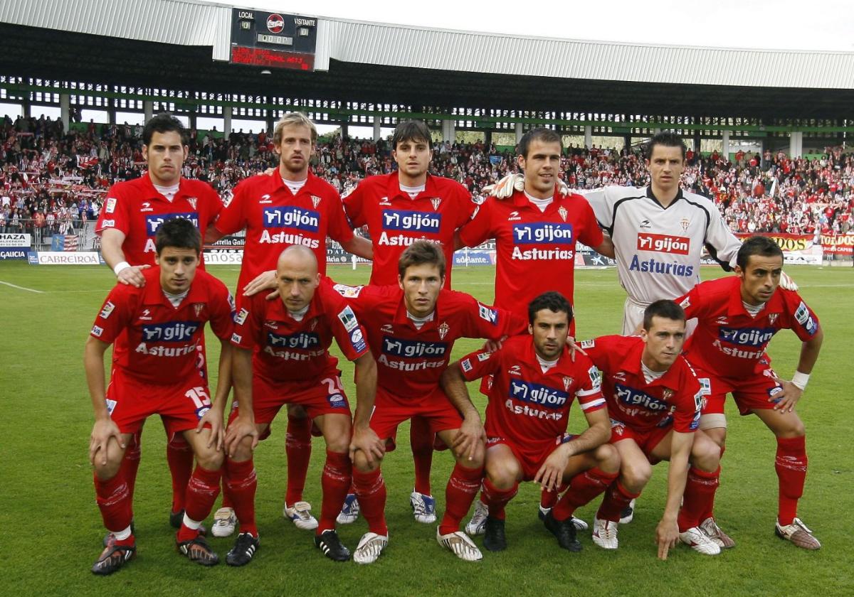 Alineación del Sporting en el empate en Ferrol, el quince de marzo de 2008. De izquierda a derecha, Jorge, Gerard, Míchel, Bilic y Roberto, y, agachados, Canella, Matabuena, Pedro, Sastre, Kike Mateo y Diego Castro.