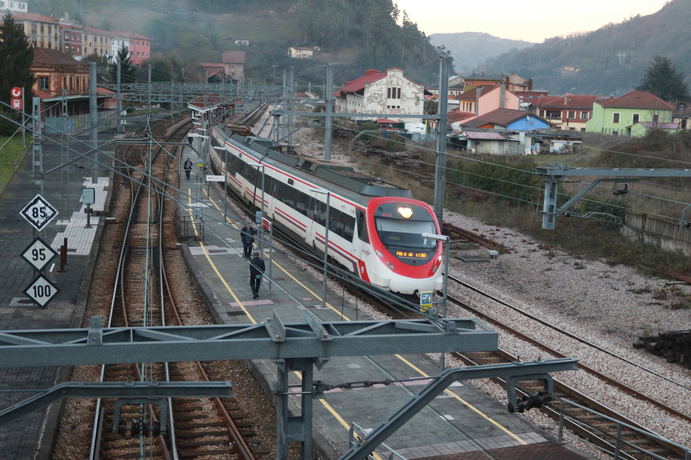 Andén de Ujo, dentro del tramo a renovar entre Lena y Oviedo.
