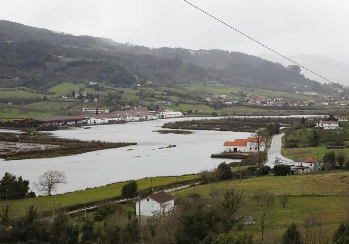 La ría de Villaviciosa desde la margen izquierda, por donde discurrirá el saneamiento.