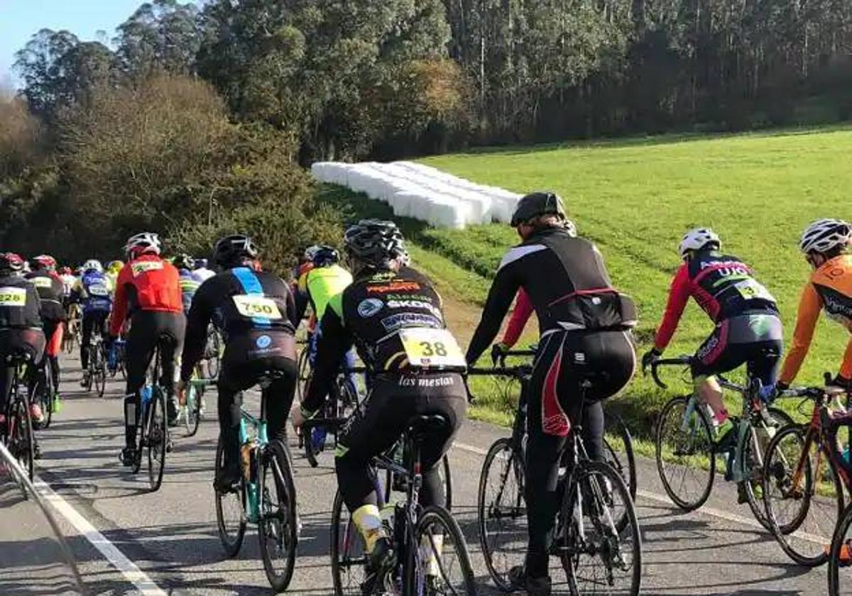 Varios cicloturistas durante la marcha en una edición pasada.