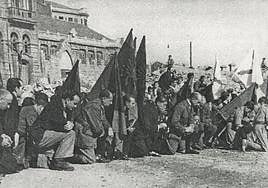 Alberto Menéndez, en el centro, presiden una misa de campaña al terminar la guerra, ante las ruinas de la iglesia de San Pedro.