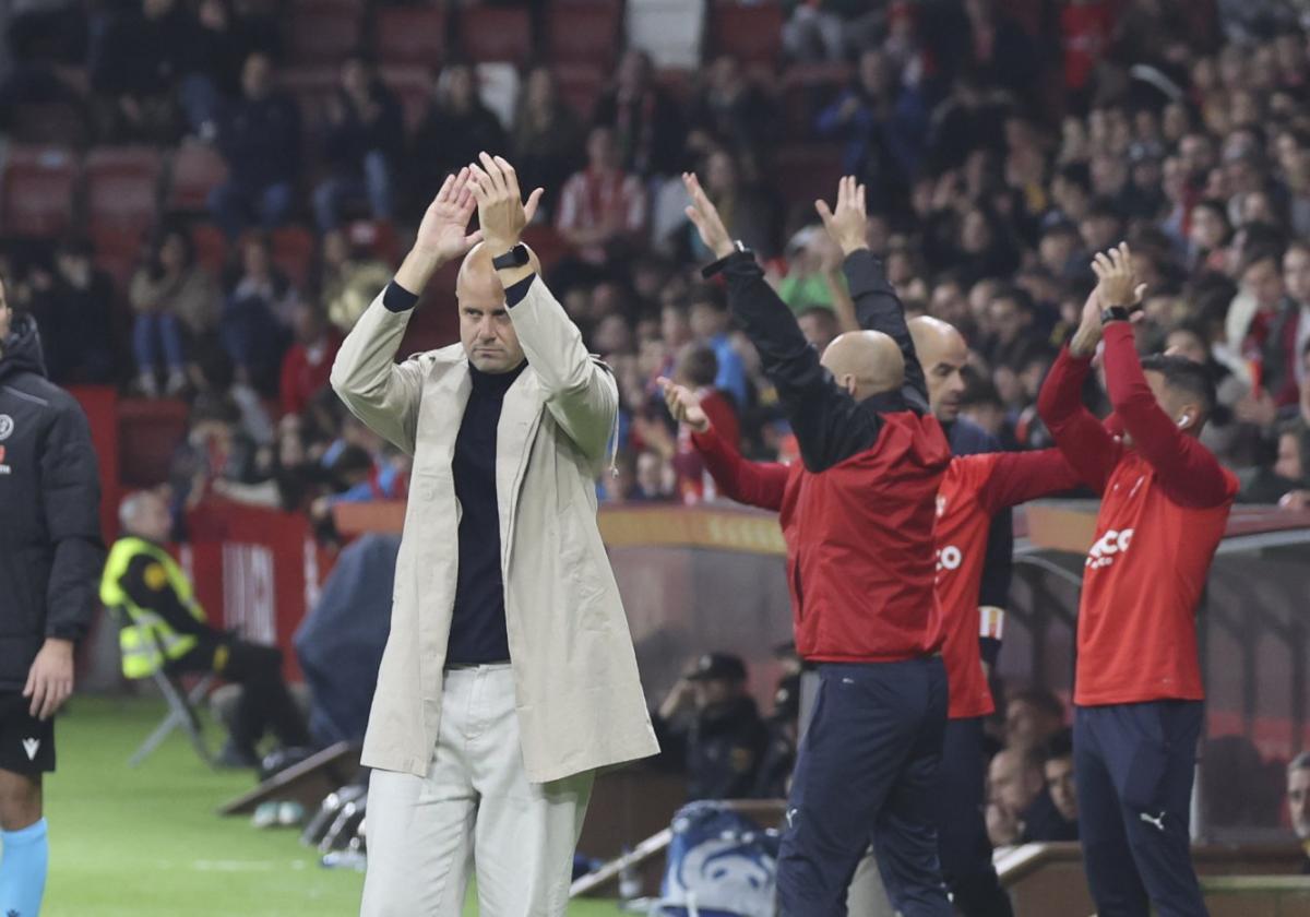 Miguel Ángel Ramírez, ayer, aplaudiendo una acción de los rojiblancos.