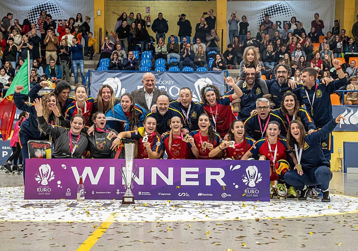 El equipo español, con las tres asturianas, celebra la consecución del séptimo título continental consecutivo.