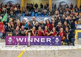 El equipo español, con las tres asturianas, celebra la consecución del séptimo título continental consecutivo.