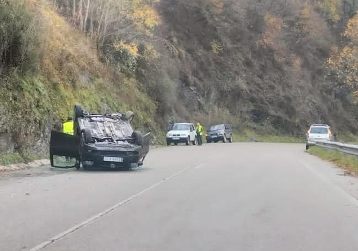 Susto en Caso al volcar un coche en la AS-117