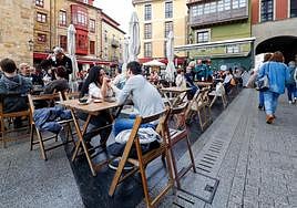 Las terrazas hosteleras de la gijonesa plaza del Marqués, abarrotadas.