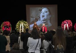 La cantautora Lidia Pujol (i) y la madre de la actriz Itziar Castro, Lucía Rivadulla (d) en un momento del velatorio de la actriz