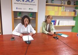 La consejera de Derechos Sociales y Bienestar, Melania Álvarez, y la gerente de Plena Inclusión, Casilda Sabín, en la sede de la Oficina de Vida Autónoma y Participativa de la entidad en Oviedo.