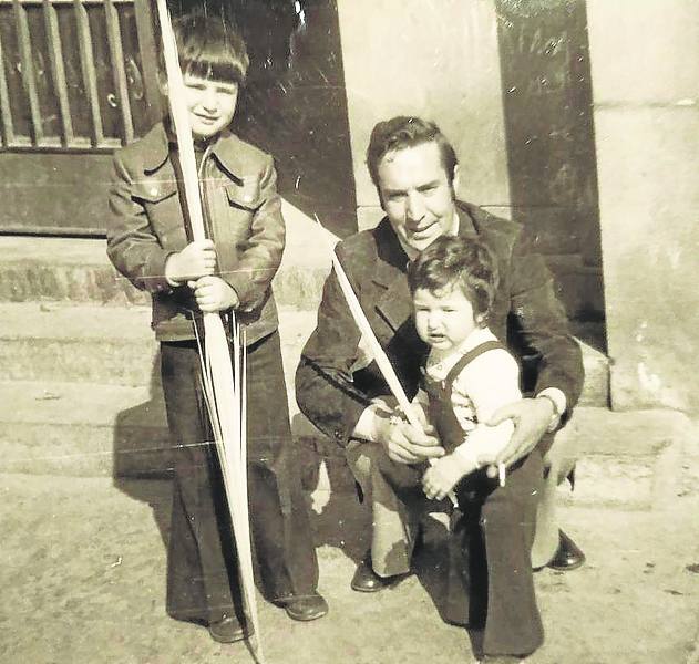 Con su padre y su hermano mayor, en Semana Santa.