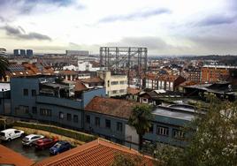 Una vista de la fachada principal de la Fábrica de Gas con el gasómetro al fondo tomada desde la trasera del Conservatorio.