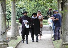 Ana López dirige una escena de 'Los Caballeros de Santiago'.