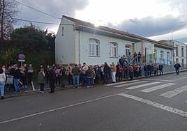 Los vecinos de San Martín de Luiña, respaldados por el PP, se concentraron ayer para reclamar un centro de salud digno para la zona.