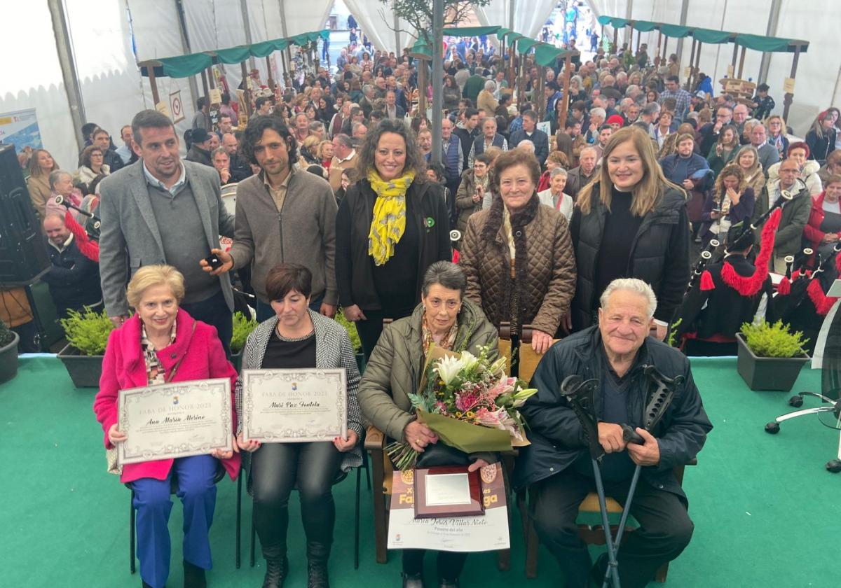 El alcalde de Colunga, Juan Toyos, con Raúl Gallego (vencedor del concurso), María Jesús Rodríguez (tercera), Vicentina Priesca (segunda), Begoña López (directora general de Desarrollo Rural, Ana María Merino (faba de honor), Mari Paz Fontela (faba de oro)y María Jesús Villar e Ignacio Iglesias (paisanos del año).