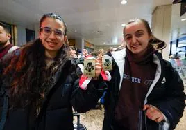 Sara Lolo, a la izquierda, y Sara Roces, muestran sus medallas ayer en su llegada al Aeropuesto de Asturias.