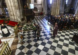 El deán, Benito Gallego, a la derecha, durante la ceremonia en la Catedral por Santa Eulalia de Mérida, patrona de Oviedo.