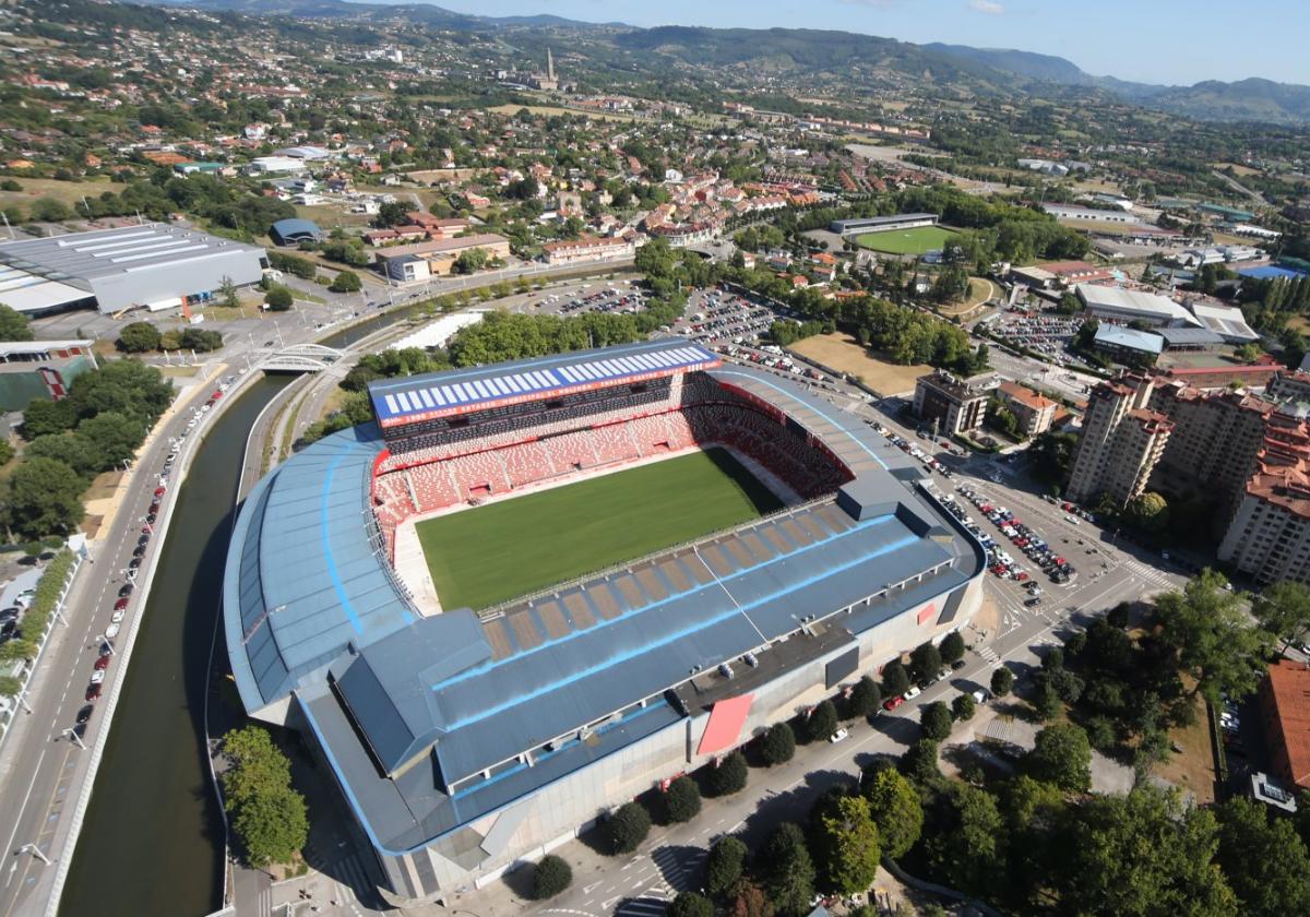 Vista aérea del esatadio de El Molinón. En primer término el lugar donde se ubicará, en principio, el restaurante panorámico proyectado por Orlegi .