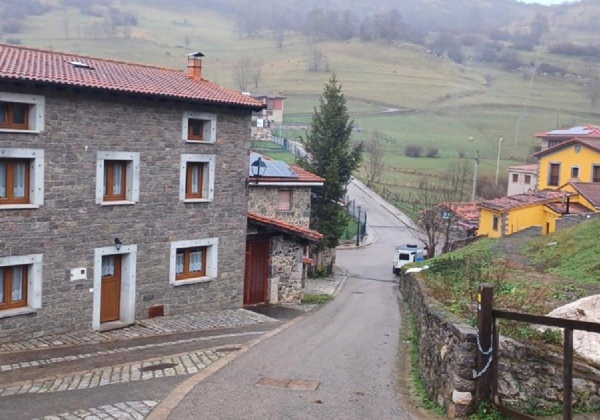 En Sotres se soterró parte del tendido eléctrico.