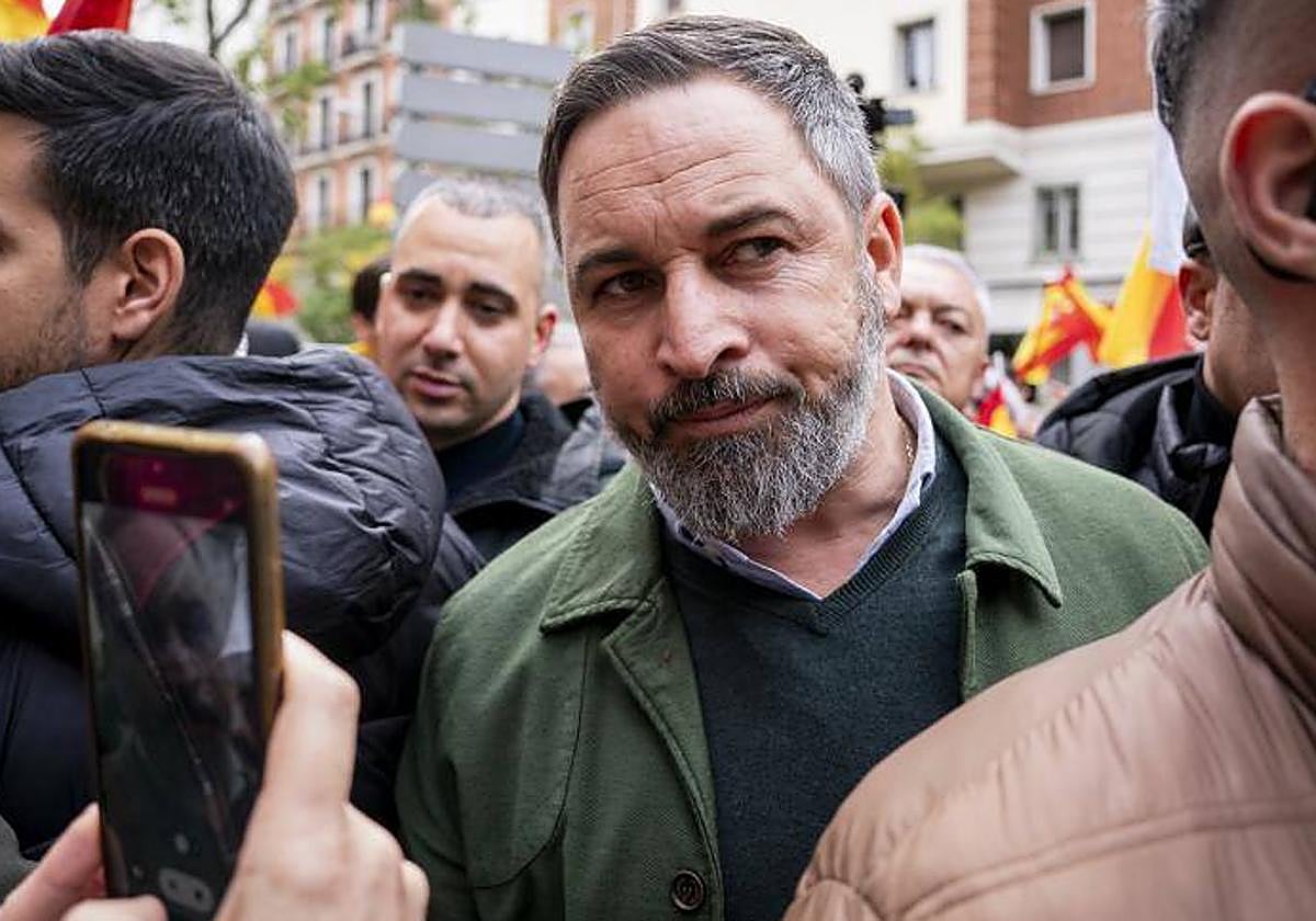 El líder de VOX, Santiago Abascal, durante una concentración frente a las sede del PSOE de la calle Ferraz el pasado 6 de diciembre.