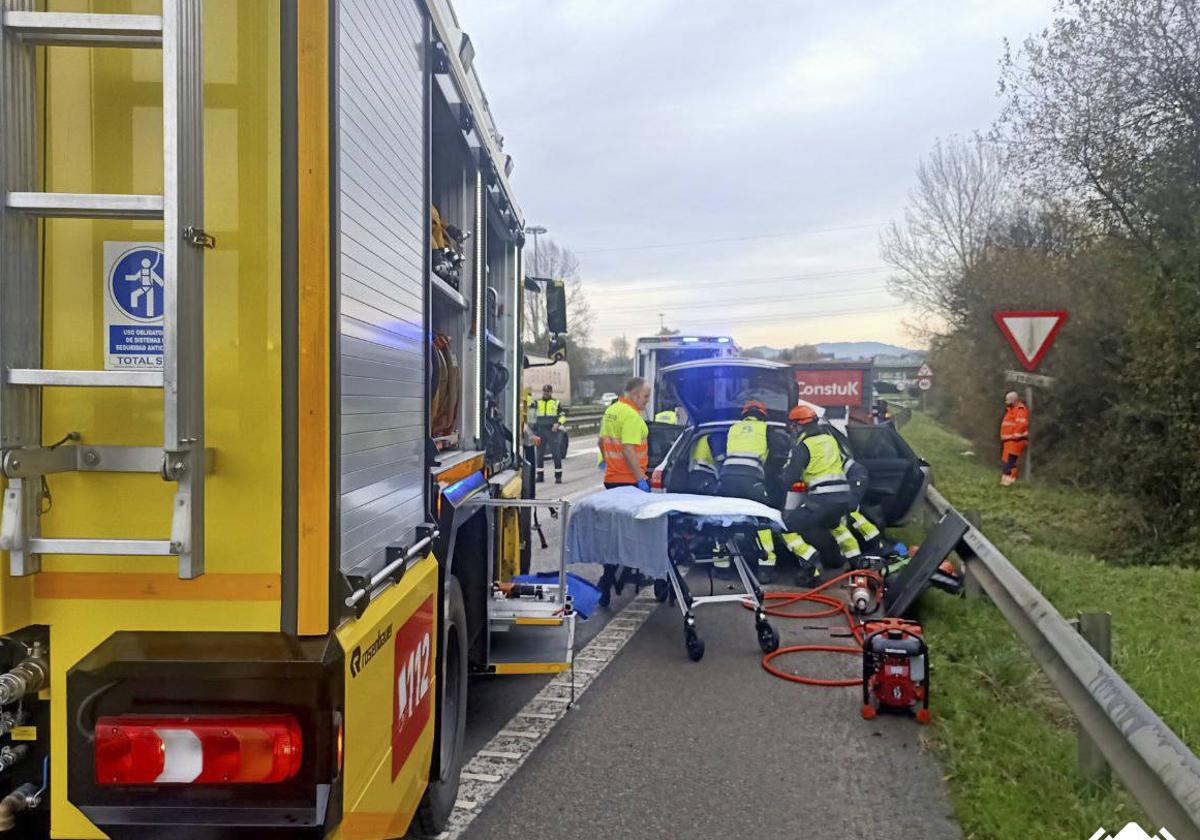 Intervención de los bomberos para excarcelar al herido en el accidente.