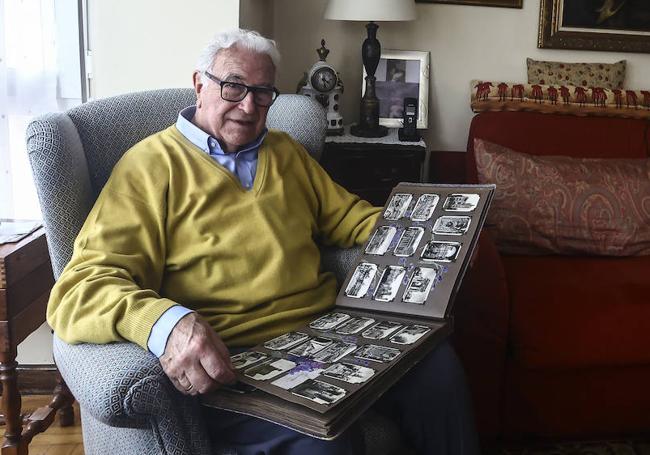 Manuel Prendes, con el álbum de fotos que atesora en su casa.