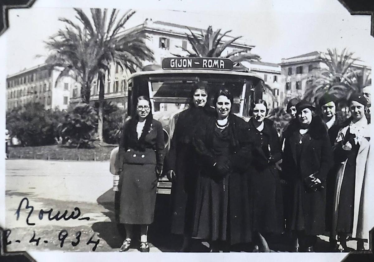 Ya en Roma Parte de las viajeras posan ante el ALSA que las transportó desde Gijón en 1934.