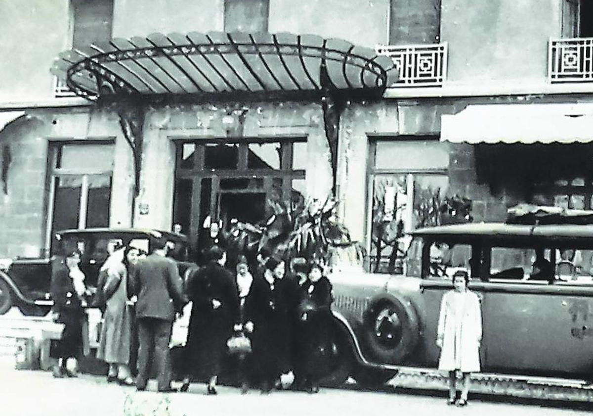 Imagen principal - El vehículo Saurer de ALSA, con los viajeros junto a la entrada de un hotel de Avignon, el 17 de abril de 1934. Durante su visita a Venecia, en góndola. Una de las páginas del álbum, decorada con acuarelas de José Prendes-Pando Díez-Laviada. 