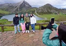 Un grupo de jóvenes, en los Lagos de Covadonga.