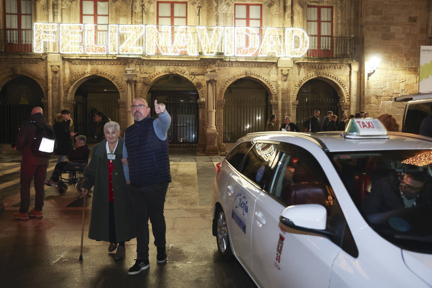 Los taxistas de Gijón llevan a los usuarios de siete residencias a ver las luces de Navidad