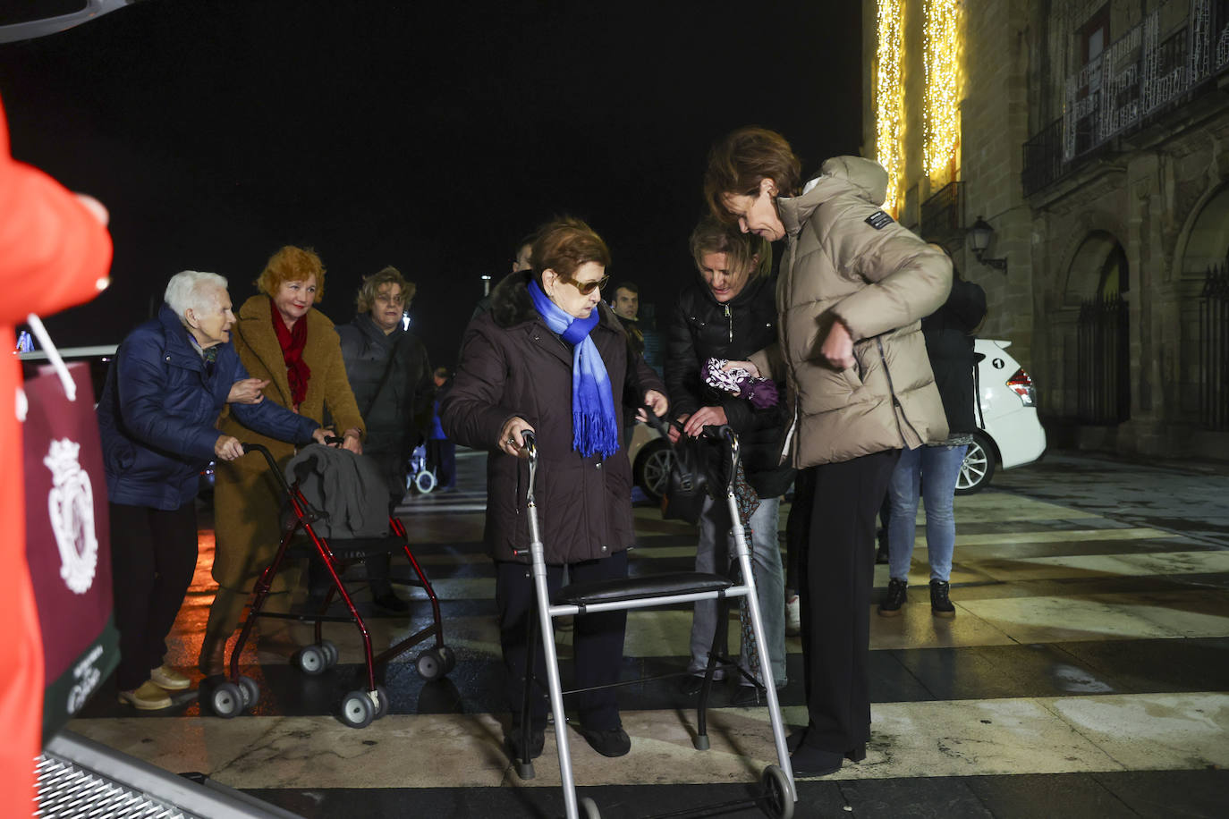 Los taxistas de Gijón llevan a los usuarios de siete residencias a ver las luces de Navidad