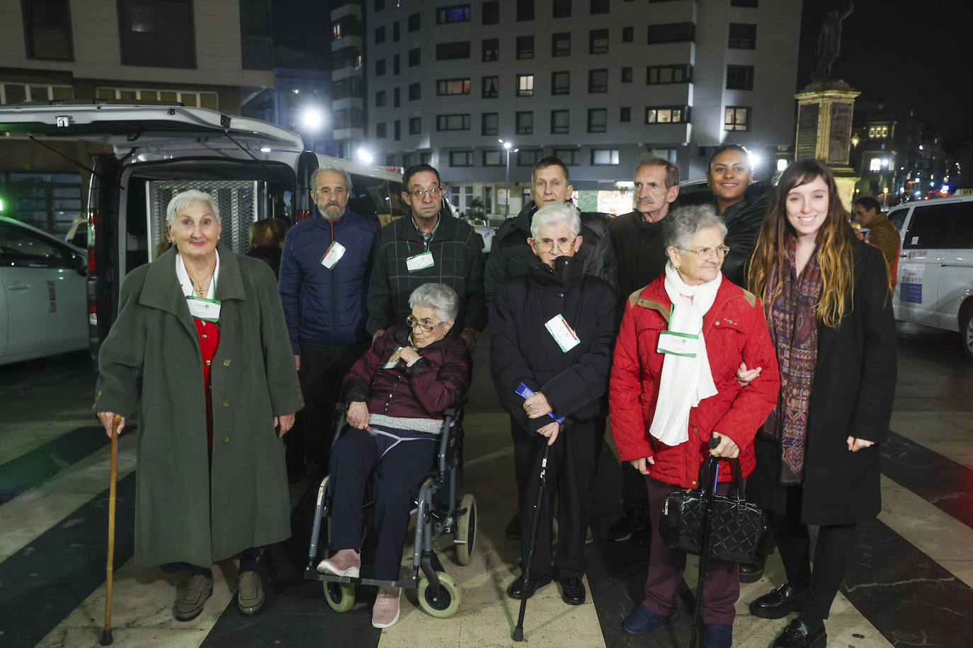 Los taxistas de Gijón llevan a los usuarios de siete residencias a ver las luces de Navidad