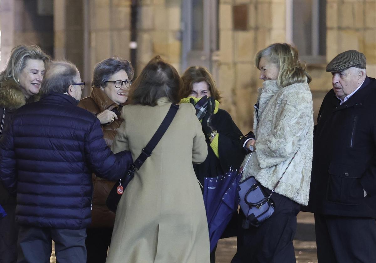 Un grupo de amigas, muy animadas, se protegen del frío en la Plaza Mayor de Gijón a primera hora de la noche de este miércoles.