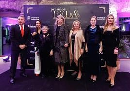 El director territorial de Mapfre en el Noroeste, Luis Gutiérrez; Paula Rodríguez (Cafento); Belén Fernández, socia de honor; Irene Cano (Meta Ibérica); Isabel López Ferrer (Izharia Ingeniería); Gloria Lomana y la presidenta de Feda, Begoña Fernández-Costales.