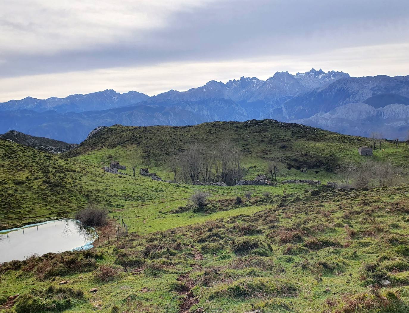 Braña de Asiegu y laguna La Salgar