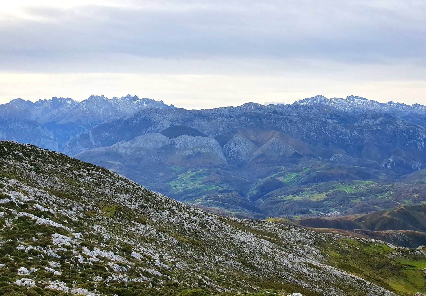 Los tres macizos de los Picos de Europa se divisan a la perfección desde los senderos que ascienden al Tiedu y al Cabeza Ubena