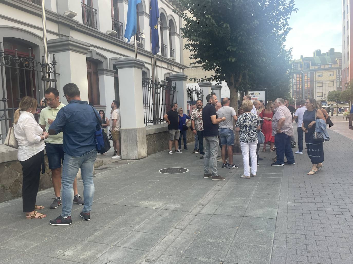 Militantes Langreanos a la entrada de la asamblea de octubre en la Casa de la Cultura de Sama.